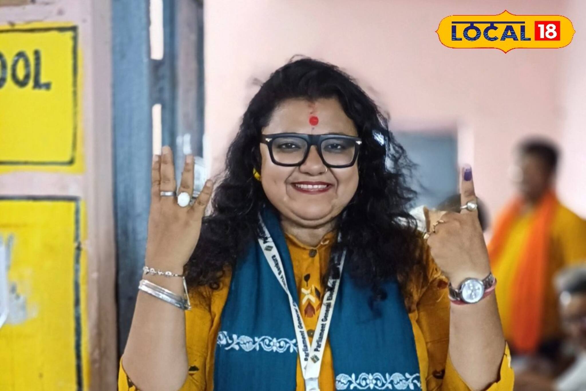 ভোট দিতে এসে ভাবুক সুজাতা, শোনালেন 'পেটে ব্যথার' গল্প