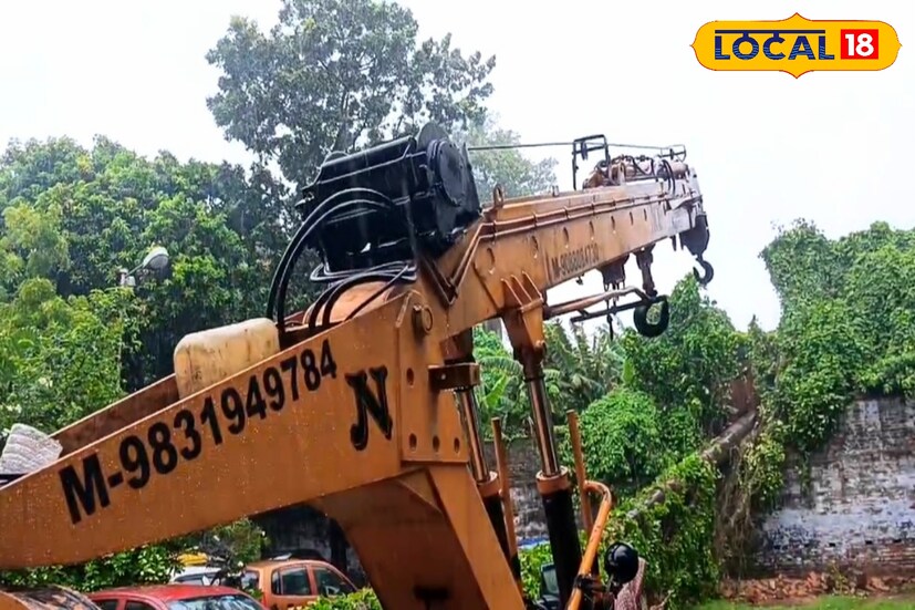 জেসিবিতে উঠে রীতিমতো হাইড্রোলিক ক্রেন দিয়ে গাছ সরাতে দেখা যায় এই সাংসদকে। শুধু তাই নয়, তৃণমূল প্রার্থী সৌগত রায়ের সঙ্গে জেসিবি চালাতে দেখা যায় বরাহনগর বিধানসভা কেন্দ্রের তৃণমূলের অভিনেত্রী প্রার্থী সায়ন্তিকা বন্দ্যোপাধ্যায়কেও