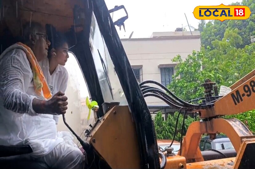 ভোট বড় বালাই, ভোট প্রচারের মাঝেই ঝড়ে ভেঙে পড়া গাছ জেসিবি চালিয়ে সরালেন দমদম লোকসভা কেন্দ্রের তৃণমূল কংগ্রেসের প্রার্থী সৌগত রায়