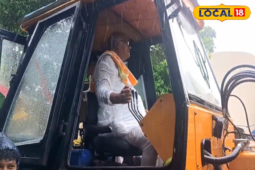 সেখানেই দেখা যায় রীতিমতো জেসিবি চালিয়ে ক্ষতিগ্রস্ত জায়গা পরিষ্কার করতে। এলাকার বহু গাছও ঝড়ের কারণে ভেঙে পড়েছে। বৃষ্টিতে ভিজেই এলাকা পরিদর্শন করতে দেখা যায় তৃণমূল প্রার্থীকে আর তার ফাঁকেই চলে জনসংযোগ
