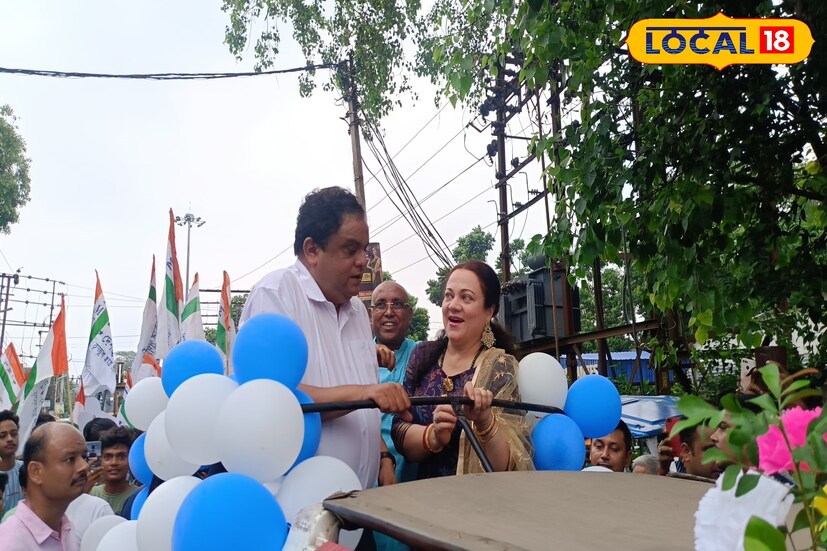এদিন মধ্যমগ্রামে তৃণমূল প্রার্থী কাকলি ঘোষ দস্তিদারের বাড়ি দিগবেরিয়া থেকে মিছিল করে শহরের বিভিন্ন প্রান্তে হুড খোলা জিপে ঘোরেন অভিনেত্রী।