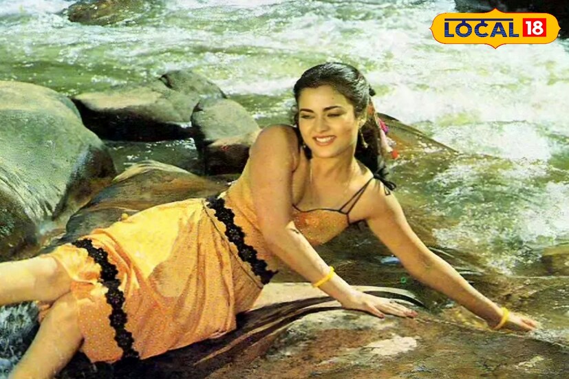 অভিনেত্রীও হুড খোলা জিপে দাঁড়িয়ে হাত নাড়িয়ে, হাসিমুখে সারলেন ভোটপ্রচার। অভিনেত্রীর সঙ্গে গাড়িতে দেখা গেল মধ্যমগ্রামের বিধায়ক তথা খাদ্যমন্ত্রী রথীন ঘোষ, মন্ত্রী ব্রাত্য বসুকেও। এদিন শেষ লগ্নের প্রচারে প্রবীণ মানুষদের ভোটের ময়দানে উৎসাহ জোগাতেই মন্দাকিনীর এই রোড শো-র আয়োজন তৃণমূলের, এমনটাই মনে করছে রাজনৈতিক মহল।