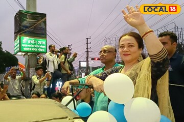 হুডখোলা জিপে মন্দাকিনী! ৮০র দশকে বুকে ঝড় তোলা নায়িকাকে দেখতে নবীন-প্রবীণের ভিড় হুডখোলা জিপে মন্দাকিনী! ৮০র দশকে বুকে ঝড় তোলা নায়িকাকে দেখতে নবীন-প্রবীণের ভিড়