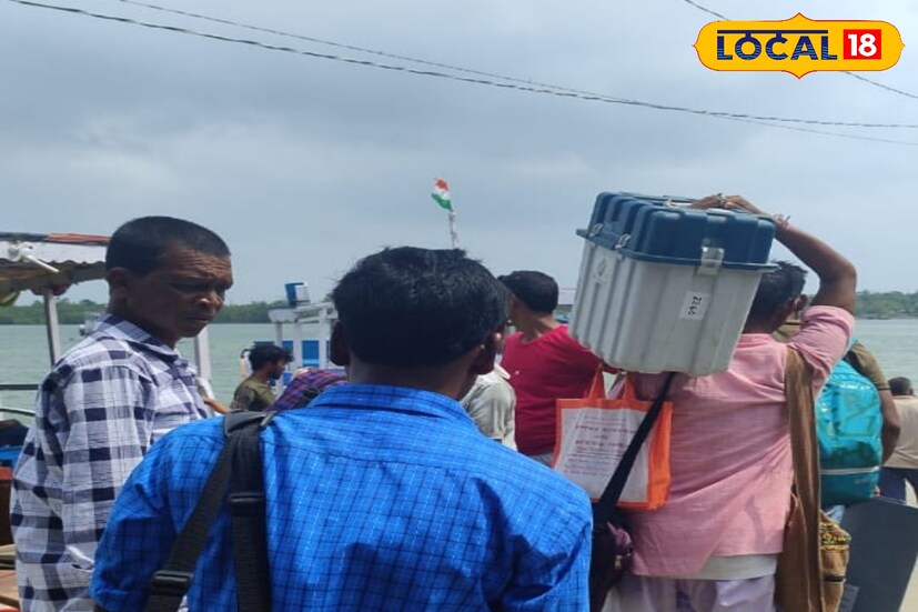 *উপকূলীয় এলাকায় ভোটগ্রহণ কেন্দ্রে নৌকায় করে পৌঁছে যাচ্ছেন ভোটকর্মীরা‌। প্রতিকূল আবহাওয়ার মধ্যেই ভোট করানোই লক্ষ্য।
