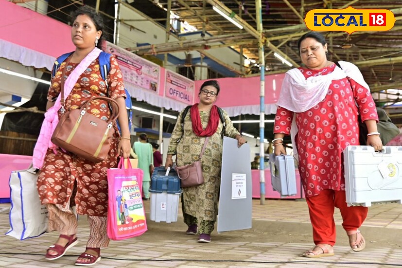 *এই খারাপ আবহাওয়ার মধ্যেই ভোটগ্রহণ কেন্দ্রের দিকে বের হয়েছেন ভোটকর্মীরা। নির্দিষ্ট কেন্দ্রের দিকে ভোটিং মেশিন নিয়ে পৌঁছে যাচ্ছেন তাঁরা।