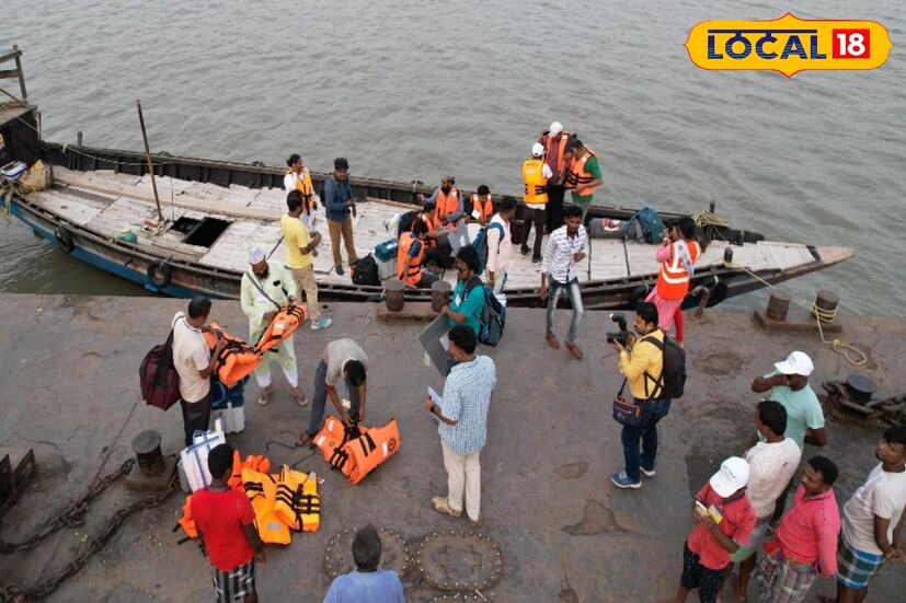 *বসিরহাট ভিসিআরটি স্ট্রংরুম থেকে ব্যালট বক্স নিয়ে সীমান্ত থেকে সুন্দরবন নিজে নিজে ভোট কেন্দ্রে হাজির হচ্ছেন পোলিং অফিসার থেকে শুরু করে ভোটকর্মীরা। 