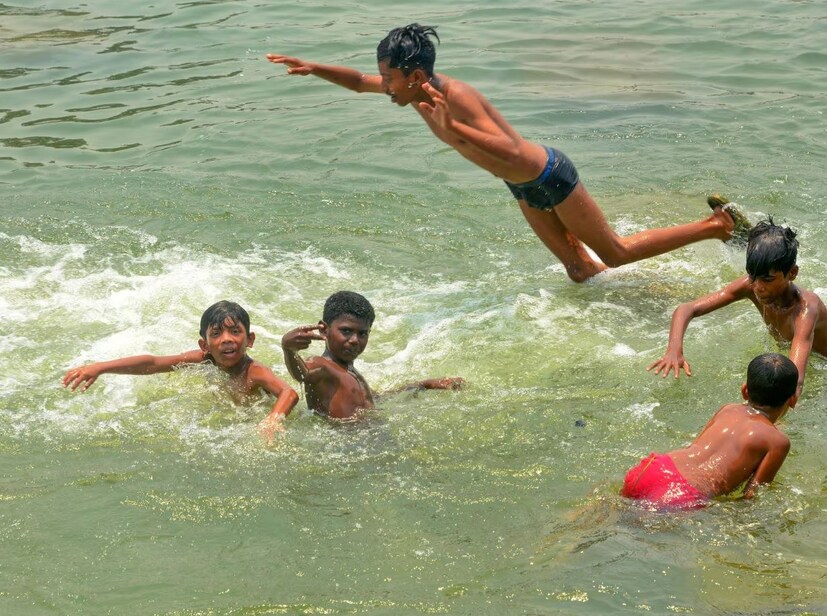 দাবদাহে জ্বলছে দক্ষিণবঙ্গ। বাদ যাচ্ছে না উত্তরবঙ্গও। পাহাড় ও সংলগ্ন পাঁচ জেলায় ঝড়-বৃষ্টির সম্ভাবনা রয়েছে। শনিবার থেকে বাড়বে বৃষ্টি। দক্ষিণবঙ্গের সব জেলায় রবিবার পর্যন্ত চলবে তাপপ্রবাহ। তীব্র তাপপ্রবাহের চরম সতর্কবার্তা দক্ষিণবঙ্গের জেলাগুলিতে আজ, শুক্রবার পর্যন্ত। পশ্চিম মেদিনীপুর, ঝাড়গ্রাম, পূর্ব ও পশ্চিম বর্ধমান, বীরভূম ও বাঁকুড়া জেলায় তীব্র তাপপ্রবাহের চরম সতর্কবার্তা বৃহস্পতিবার ও শুক্রবার।