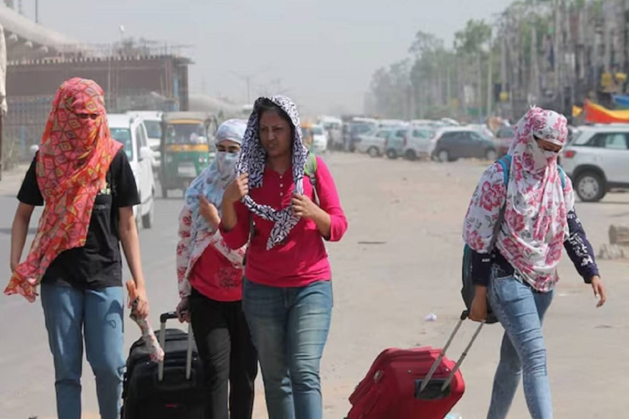 দু' দিনে ৫ জনের মৃত্যু, অসুস্থ বহু! তীব্র তাপপ্রবাহে দিল্লিতে ভয়াবহ পরিস্থিতি