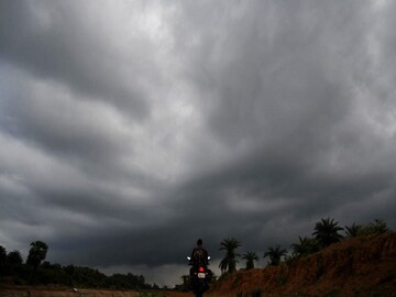 ঝড়বৃষ্টি এখনই শেষ নয়! ভারী বৃষ্টির সতর্কতা জারি দক্ষিণের ৭ জেলায়, আবহাওয়ার খবর