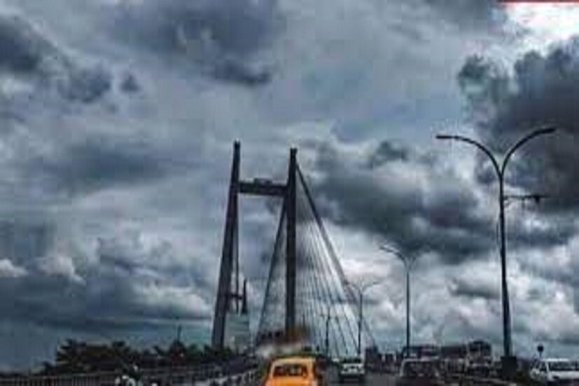 দক্ষিণবঙ্গের জেলাগুলিতে বিক্ষিপ্ত ভাবে হালকা থেকে মাঝারি বৃষ্টিপাতের সম্ভাবনা রয়েছে কিছু কিছু জায়গায়। 