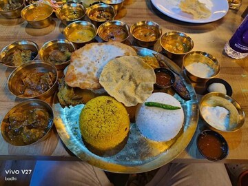 বিরাট অফার! মাত্র ৯৯ টাকায় কাঁসার থালায় ১৩ পদ! কোথায়?