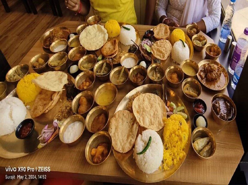 বাঙালির হারিয়ে যাওয়া কাসার থালায় ৯৯ টাকায় ১৩ খানা কী কী পদ রয়েছে এই রেস্তোরাঁতে জানেন কি? রেস্তোরাঁর কর্ণধার দেবোত্তম দাস জানান, ৯৯ টাকার থালিতে তাঁরা দিচ্ছেন উত্তর দিনাজপুরের বিখ্যাত সুগন্ধি তুলাইপাঞ্জি চালের ভাত, স্যালাড, দুই রকম পাপড় ভাজা, ইলিশ মাছের মাথা দিয়ে কচু শাক, পটল পোস্ত, মাছের মাথা দিয়ে ডাল, শুক্ত, মোচার ডালনা,পনিরের তরকারি, চাটনি, মিষ্টি পায়েস এই সমস্ত খাবার মিলবে মাত্র ৯৯ টাকায়। আর এই খাবারগুলোর সব কয়টাই কাসার থালায় পরিবেশন করা হচ্ছে।