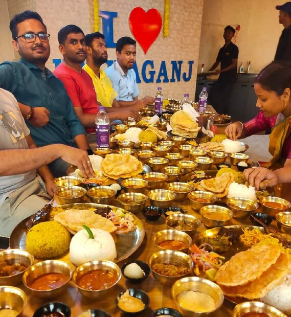 দ্রব্যমূল্য বৃদ্ধির সঙ্গে সমস্ত কিছুরই দাম দিন প্রতিদিন বেড়েই চলছে এই পরিস্থিতিতে এত কম মূল্যে সুস্বাদু খাবার কোথায় পাওয়া যায় ! এত কম মূল্যে দুপুরের খাবার বিক্রি করলে তাদের লভ্যাংশ কত থাকে এটাই হল বড় প্রশ্ন বর্তমান বাজারে।