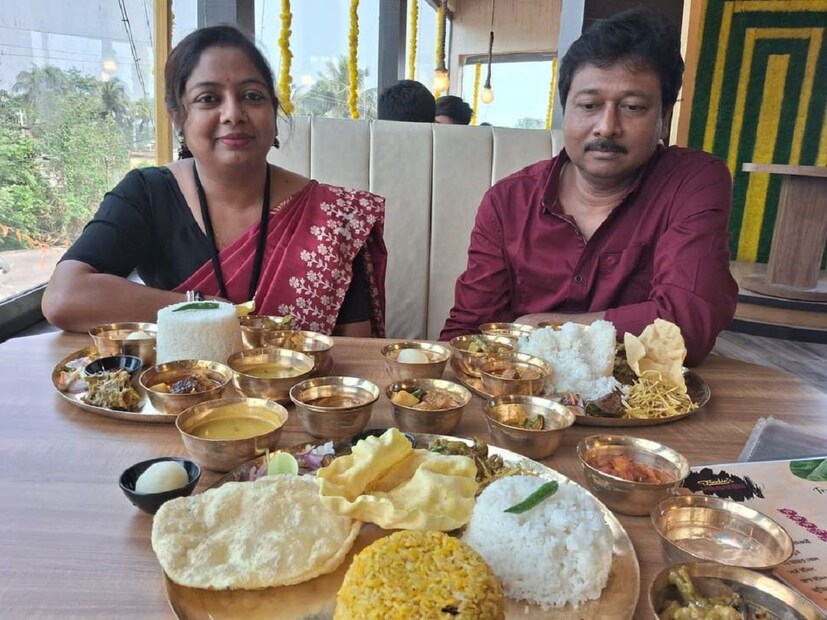 দোকানের মালিক দেবোত্তম দাস আরও জানান, কালিয়াগঞ্জ শহর মূলত কৃষি প্রধান এলাকা। শ্রমজীবী দিন আনা দিন খাওয়া মানুষের কাছে বড় বড় রেস্তোরাঁতে গিয়ে খাওয়া অনেকটা বিলাসিতা! সবার পক্ষে বড় রেস্তোরাঁতে গিয়ে খাবার খাওয়া সম্ভব হয়না। সাধারণ মধ্যবিত্ত ,নিম্নবিত্ত সকল শ্রেণীর মানুষই যাতে এই রেস্তোরাঁতে খেতে পারে তার জন্যই মাত্র ৯৯ টাকায় পেট ভরে দুপুরের খাবারের এখানে ব্যবস্থা করা হয়েছে। প্রত্যেক গ্রাহকেরই দাবি এই রেস্তোরাঁতে ৯৯ টাকায় ১৩ খানা পদই ভীষণ সুস্বাদু।