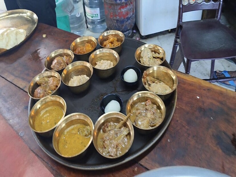 জিনিসপত্রের দাম যেখানে আকাশ ছোঁয়া সেখানে দাঁড়িয়ে কালিয়াগঞ্জের সুকান্ত মোড়ে ৯৯ টাকার ১৩ খানা পদ খেতে বহু দূর দূরান্ত থেকে আসা মানুষই এই রেস্তোরাঁতে ভিড় জমাচ্ছেন ।