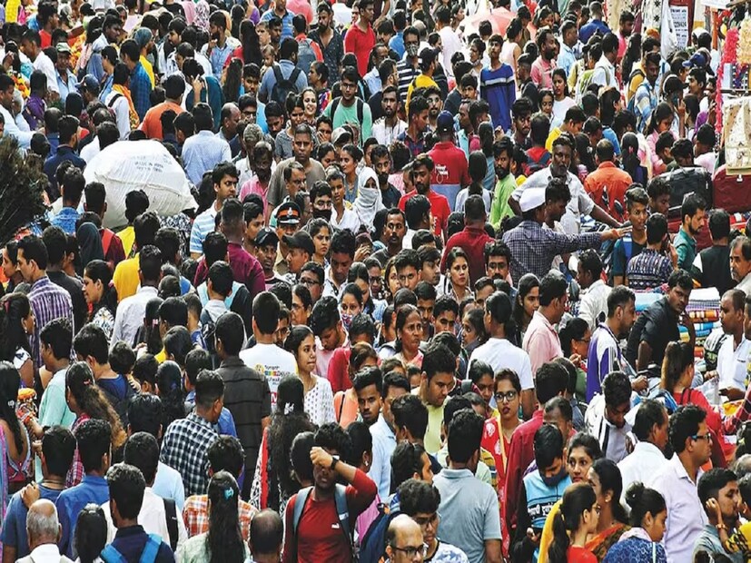 এমনটাই উঠে এসেছে জাতীয় পরিবার এবং স্বাস্থ্য সমীক্ষায়। ২০২১ সালের ওই পরিসংখ্যান অনুযায়ী, প্রতি ১,০০০ জন পুরুষে ভারতে ১,২০০ জন মহিলা আছেন। সেইসঙ্গে ওই সমীক্ষায় দাবি করা হয়েছে, আর জনবিস্ফোরণের আশঙ্কা নেই ভারতে। জনসংখ্যার বয়সও কমছে না।