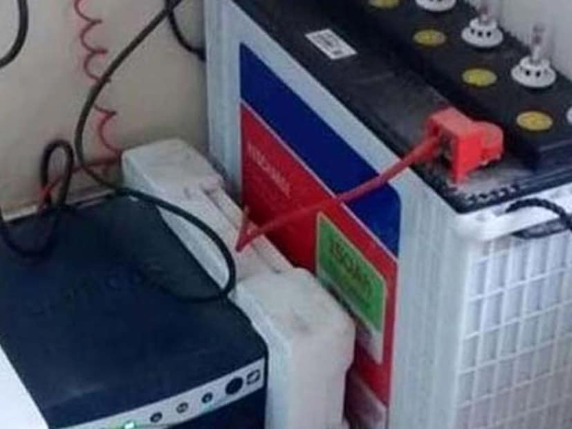 ইনভার্টারের ব‍্যাটারি রোদ লাগবে এমন জায়গায় রাখা কখনও উচিত নয়। রোদ লাগলে খুব তাড়াতাড়ি নষ্ট হয়ে যাবে ব‍্যাটারি। ভোল্টেজ ড্রপ কমাতে, ইনস্টলারকে ইনভার্টারটি মিটারের কাছাকাছি রাখার চেষ্টা করা উচিত।