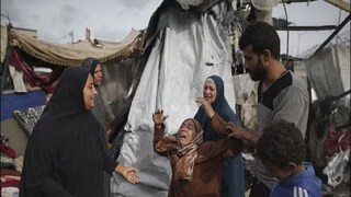 গাজার ত্রাণ শিবিরে স্বজন হারানোর হাহাকার৷ ছবি- এএফপি গাজার ত্রাণ শিবিরে স্বজন হারানোর হাহাকার৷ ছবি- এএফপি