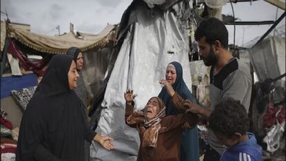 গাজার ত্রাণ শিবিরে স্বজন হারানোর হাহাকার৷ ছবি- এএফপি গাজার ত্রাণ শিবিরে স্বজন হারানোর হাহাকার৷ ছবি- এএফপি