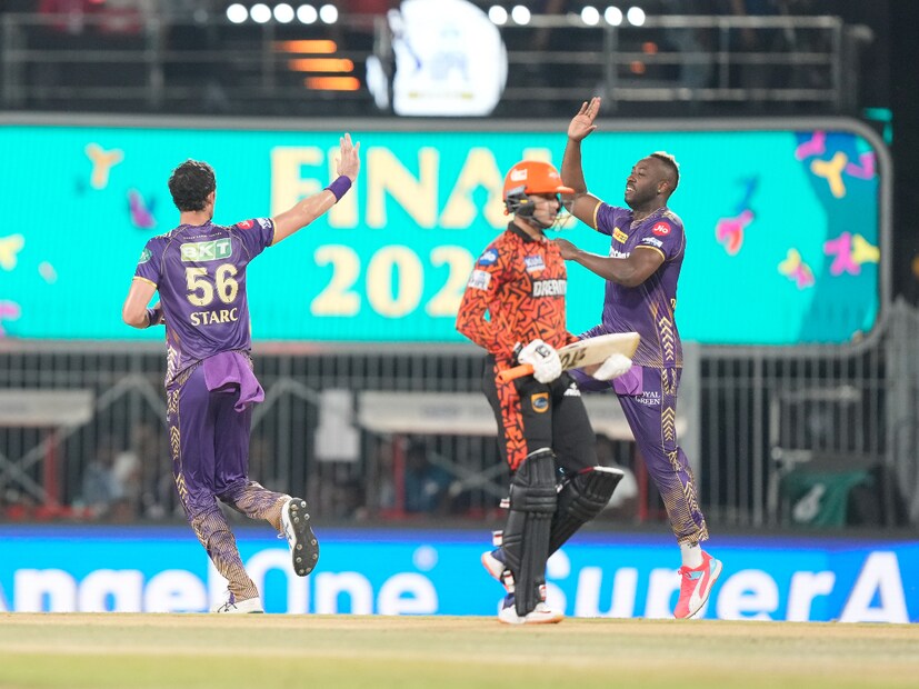বল করতে নেমে প্রথম ওভারেই ফের নিজের আগুনে গতি ও সুইংয়ের পরিচয় মিচেল স্টার্ক। স্বপ্নের ডেলিভারিতে অভিষেক শর্মাকে বোল্ড করেন অজি স্পিড স্টার। স্টার্কের পেসের সামনে নাজেহাল হয় হায়দরাবাদ ব্যাটাররা।