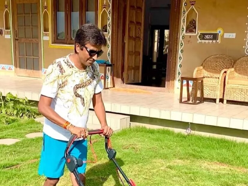ইট, কাঠ, পাথরের মতো ঐতিহ্যবাহী নির্মাণ সামগ্রী দিয়ে এই বাড়ি তৈরি করেননি কুমার বিশ্বাস। বাড়ি তৈরি হয়েছে ‘বৈদিক প্লাস্টার’ দিয়ে। প্রচণ্ড গরমেও ঘর থাকে হিমশীতল। এসি-র দরকার পড়ে না। একটি সাক্ষাৎকারে কুমার বিশ্বাস বলেছিলেন, কে ভি কুটির নির্মাণে এক কণা সিমেন্টও ব্যবহার করা হয়নি। তাহলে কী কী জিনিস দিয়ে বাড়ি তৈরি করেছেন কুমার বিশ্বাস? হলুদ মাটি, বালি, গোবর, সব ধরনের ডালের চুন, আমলা, লিসোধা, গুলার, শিশম ইত্যাদি আঠালো গাছের অবশিষ্টাংশ দিয়ে তৈরি হয়েছে এই বাড়ি। এর নাম দেওয়া হয়েছে বৈদিক প্লাস্টার। প্রাচীন ভারতে এই পদ্ধতিতেই বাড়ি তৈরি করা হত। 