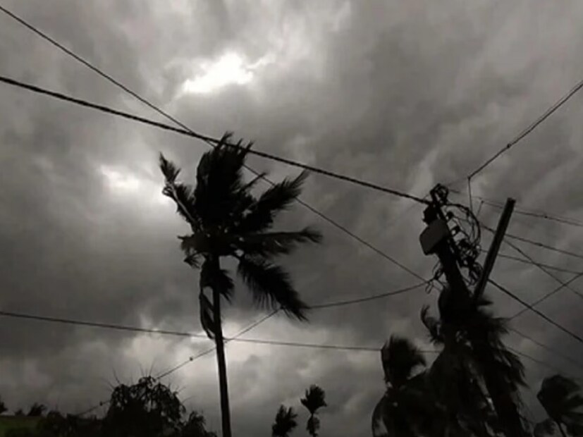 এর আগেই আলিপুর আবহাওয়া দফতরের পূর্বাভাস মতো বৃষ্টি হচ্ছে বীরভূম, পূর্ব বর্ধমান, পশ্চিম বর্ধমান, ঝাড়গ্রাম, পশ্চিম মেদিনীপুর এবং উত্তর ২৪ পরগনা জেলায়।