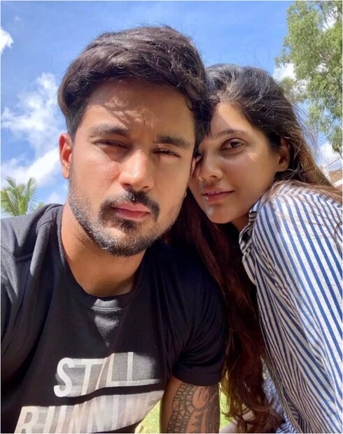 মণীশ পাণ্ডে জন্মগ্রহণ করেন ১৯৮৯ সালের ১০ সেপ্টেম্বর। নৈনিতালে জন্ম তার। ছোট বেলা থেকেই ক্রিকেটের প্রতি তার ভাললোবাসা ছিল। তার বন্ধুরা তাকে ভালোবাসে 'চুললবুল পাণ্ডে' বলেও ডাকে। স্কুল জীবন থেকেই ক্রিকেট খেলতেন মণীশ পাণ্ডে। রাজ্য স্তরের ক্রিকেটে অনুর্ধ্ব ১৬ ও অনুর্ধ্ব ১৯ বিভাগেও খেলেছেন তিনি। এছাড়াও ২০০৮ সালে অনুর্ধ্ব ১৯ বিশ্বকাপ জয়ী টিমেরও সদস্য ছিলেন তিনি। 