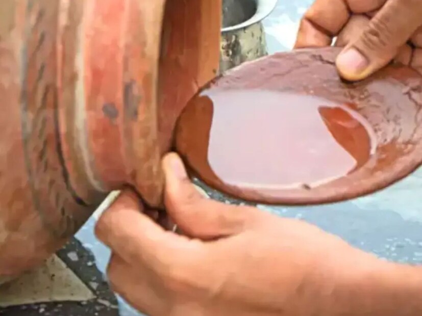 মাটির কলসি মোটেই সাধারন জলের পাত্রের মতো সাবান দিয়ে ধোয়া মোটেই উচিত নয়। মাটির কলসি সবসময় শুধুমাত্র জল দিয়ে ধোয়া উচিত। মাটির কলসির অ‍ভ‍্যন্তরভাগে হাত দেওয়াই উচিত নয়। 