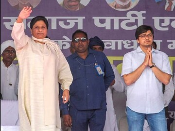 ভাইপো আকাশ আনন্দের সঙ্গে বিএসপি নেত্রী মায়াবতী৷ ছবি-পিটিআই