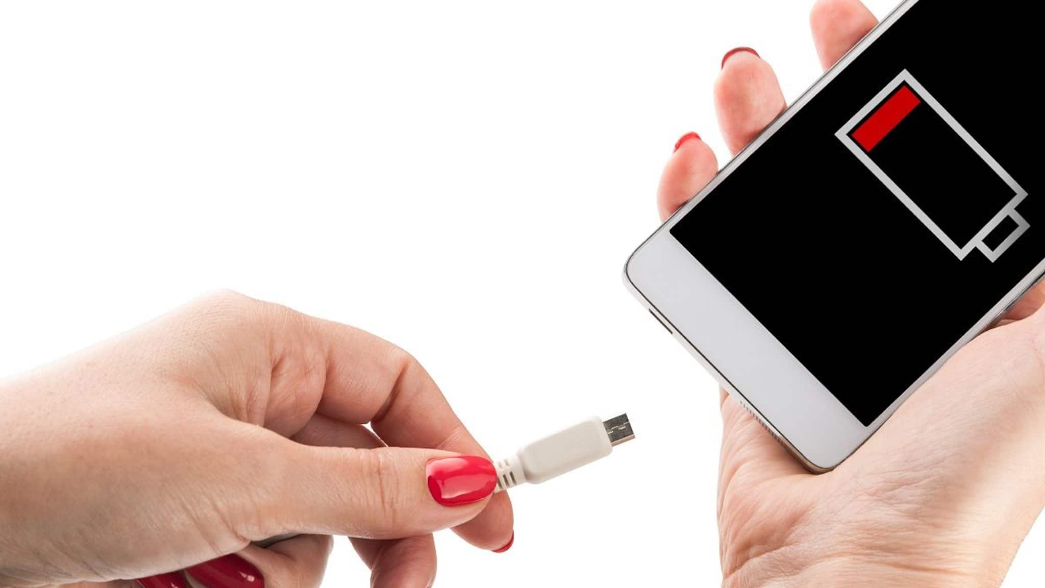 Mobile: মোবাইলে কভার পরিয়েছেন? ব্যবহারকারীর সামান্য এই কয়েক ভুলেই ফোনের সর্বনাশ! কী করবেন, কী করবেন না?