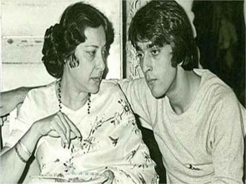 এদিকে নার্গিস যখন তাঁকে পুরুষদের জন্য সহজলভ্য বলেছিলেন ঠিক তখনও তিনি জানতেন না যে তাঁর ছেলেরই সঙ্গে সম্পর্কে জড়াবেন রেখা৷ কারণ নার্গিস ১৯৮১ সালে মারা যান, লিঙ্কআপের গুজব বের হওয়ার কয়েক বছর আগে। Photo- File