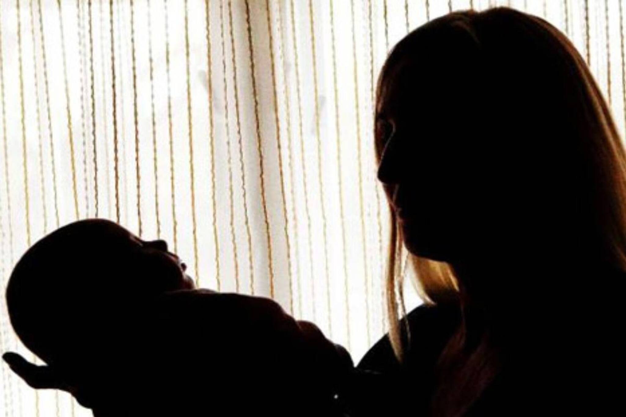 মোবাইলের ফ্লাশলাইটে অস্ত্রোপচার! হাসপাতালে নিথর শিশু প্রসব করে মৃত্যু তরুণীর