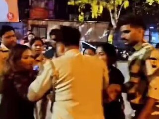 পুলিশকে মারের অভিযোগ (Image: Screengrab/News18)