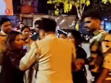 পুলিশকে মারের অভিযোগ (Image: Screengrab/News18)