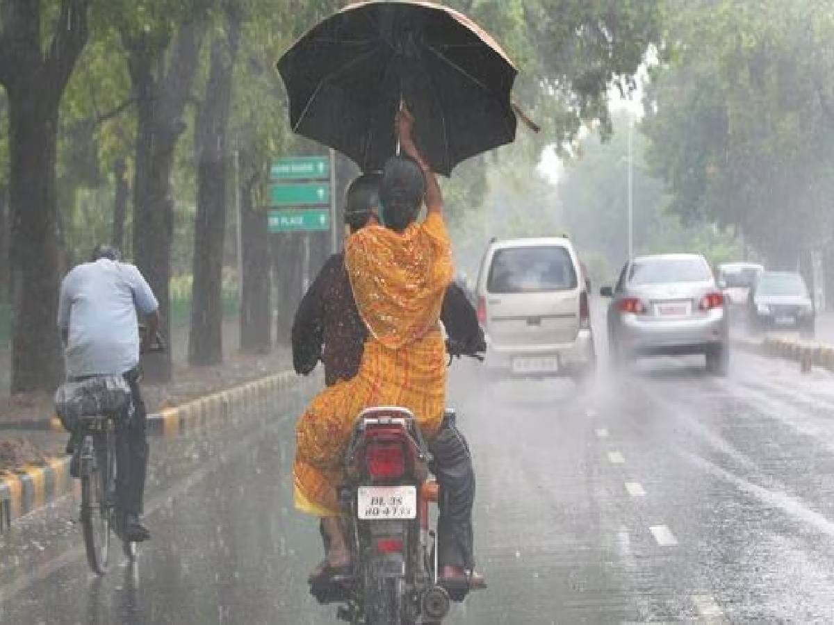  সোমবার বিক্ষিপ্তভাবে দু-এক পশলা বৃষ্টি হতে পারে। সঙ্গে হালকা বাতাস। পূর্ব ও পশ্চিম মেদিনীপুর উত্তর ও দক্ষিণ ২৪ পরগনা এই জেলাতে বৃষ্টির সম্ভাবনা একটু বেশি থাকবে। ৩০ থেকে ৪০ কিলোমিটার গতিবেগে দমকা বাতাসের সঙ্গে বজ্রবিদ্যুৎসহ বৃষ্টি।