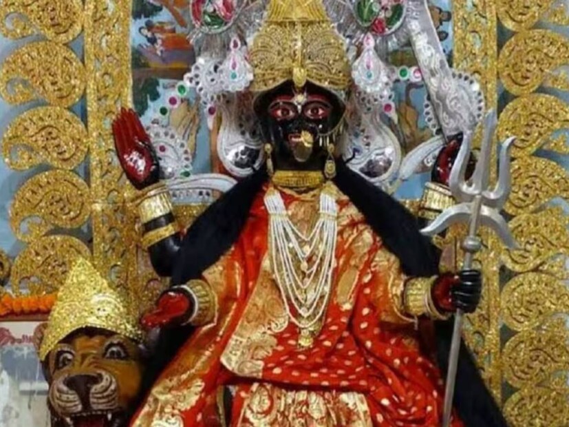 বাঙালির বারো মাসে তেরো পার্বণ৷ লোকাচার, মরশুমি অনুষ্ঠান মিলেমিশে একীভূত হয়ে গিয়েছে নানা রঙের অনুষ্ঠানে৷ বঙ্গজীবনের গৃহস্থদের পালনীয় সেরকমই একটি অনুষ্ঠান হল বিপদতারিণী বা বিপত্তারিণী ব্রত৷ 