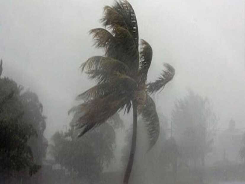 আবহাওয়া দফতর মনে করছে, এই বৃষ্টির জেরে আগামী ৪-৫ দিনে গাঙ্গেয় পশ্চিমবঙ্গের জেলাগুলিতে তাপমাত্রা এক ধাক্কায় ২ থেকে ৩ ডিগ্রি সেলসিয়াস পর্যন্ত নামতে পারে। 