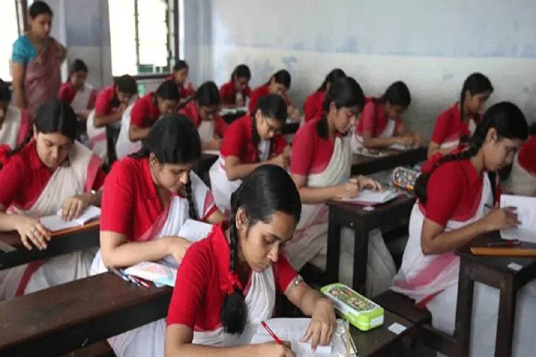 শিক্ষক নেই! বহু স্কুলে বন্ধ হয়ে যাচ্ছে ‘বিজ্ঞান বিভাগ’, মাথায় হাত শিক্ষা সংসদের