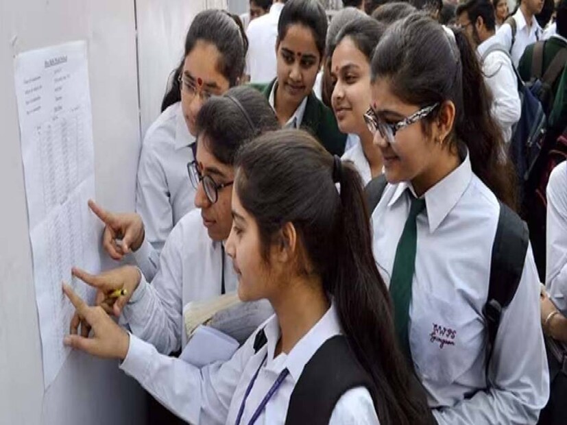 ২০২৪ সালের মাধ্যমিক পরীক্ষায় প্রথম হয়েছেন কোচবিহার থেকে। ওই ছাত্রের নাম চন্দ্রচূড় সেন। সে কোচবিহারের রামগোলা হাই স্কুলের ছাত্র। তাঁর প্রাপ্ত নম্বর ৬৯৩। সে পেয়েছে ৯৯% নম্বর।