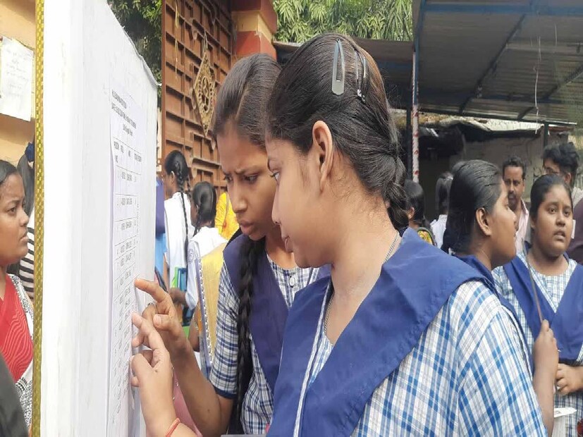 প্রকাশিত হয়ে গেল ২০২৪ সালের মাধ্যমিক পরীক্ষার ফলাফল৷ পরীক্ষা হওয়ার ঠিক ৮০ দিনের মাথায় মাধ্যমিকের ফলাফল প্রকাশ করল মাধ্যমিক শিক্ষা পর্ষদ৷ চলতি বছর মাধ্যমিক পরীক্ষা শুরু হয়েছিল ২ ফেব্রুয়ারি৷ পরীক্ষা শেষ হয় ১২ ফেব্রুয়ারি৷ 