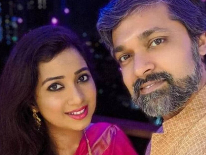 এক সাক্ষাৎকারে শ্রেয়া জানিয়েছিলেন, এক বন্ধুর বিয়েতে গিয়েছিলেন তাঁরা। সেখানেই নাকি শ্রেয়াকে তাঁর সঙ্গে সারা জীবন কাটানোর প্রস্তাব দিয়েছিলেন শিলাদিত্য।