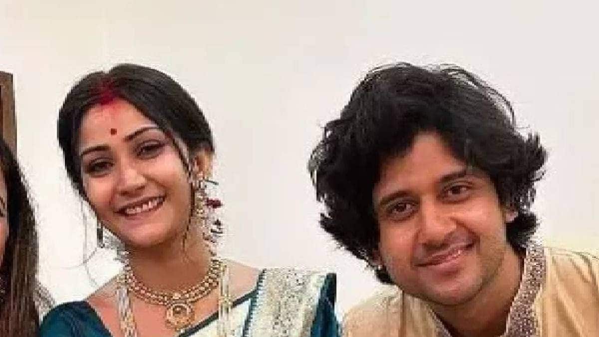 Adrit Roy Kaushambi Chakraborty Wedding: বিয়ের পর হাসি ধরছে না নতুন ...
