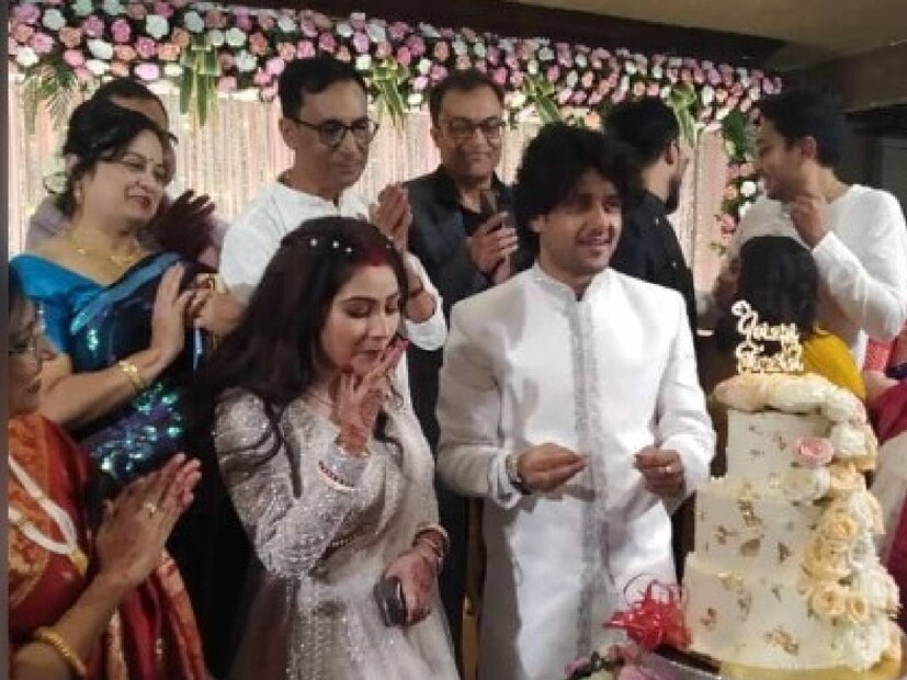 থ্রি টিয়ার কেক কেটে একে অপরকে খাওয়ালেন আদৃত-কৌশাম্বি। সাক্ষী থাকল মিঠাই পরিবার থেকে আত্মীয়-পরিজনেরা। মস্ত ব্যাঙ্কোয়েটে চারদিকে ছড়িয়ে ছিটিয়ে খাবারের স্টল। বুফেতে ছিল রকমারি জিভে জল আনা পদ।