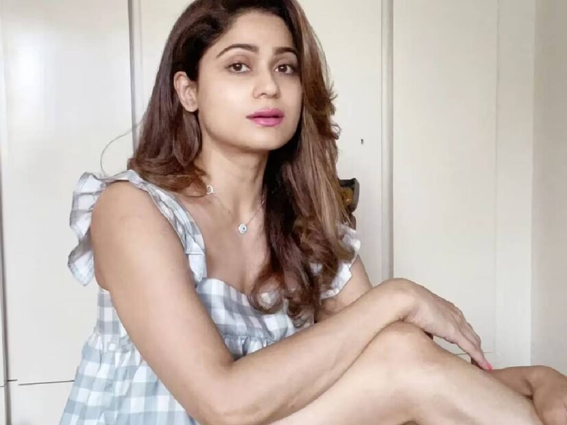 ইনস্টাগ্রামে একটি ভিডিও শেয়ার করেছেন শমিতা। সেখানে তাঁকে অস্ত্রোপচারের প্রস্তুতি নিতে দেখা যাচ্ছে।