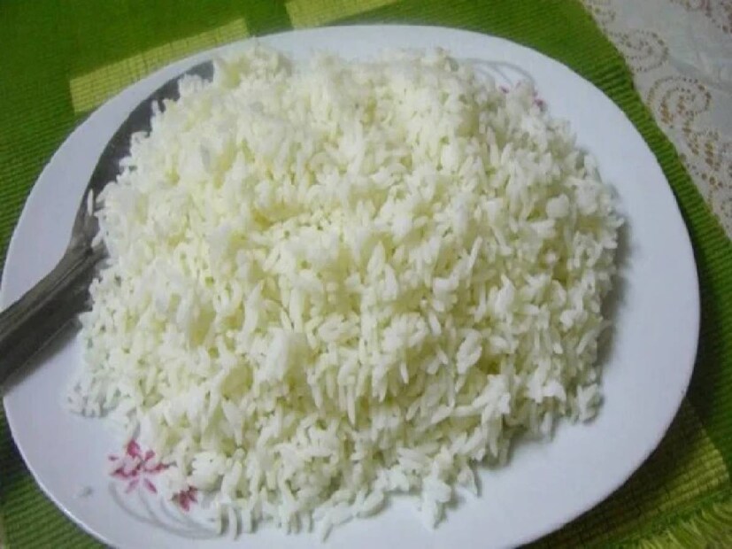 কিন্তু, জানেন কি, ভাত রান্না করার আগে একটা সামান্য কাজ করলেই ভাত খেয়ে রক্তে শর্করার মাত্রা বাড়ার সম্ভাবনা অনেকটাই নিয়ন্ত্রণ করে যায়৷