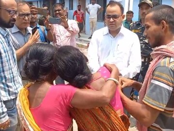 শোকস্তব্ধ পরিবার।