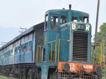 বিনা পয়সার ট্রেনযাত্রা।