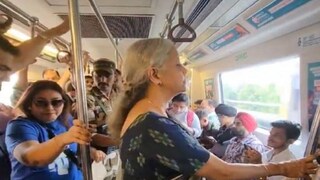 মেট্রোর কামরায় কেন্দ্রীয় অর্থমন্ত্রী নির্মলা সীতারমণ৷ 