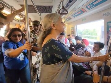 মেট্রোর কামরায় কেন্দ্রীয় অর্থমন্ত্রী নির্মলা সীতারমণ৷ 