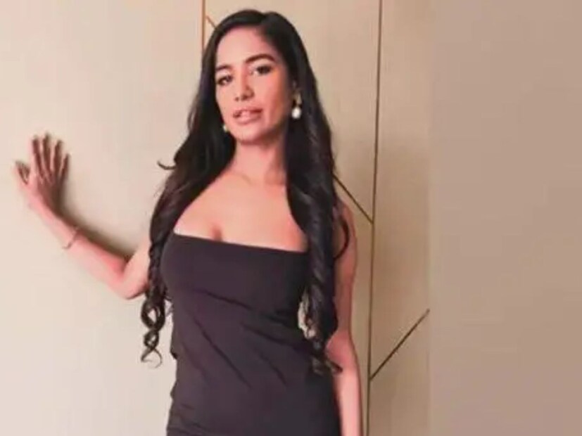 পুনম পান্ডের আগেও বহু ছবি ও ভিডিও সোশ‍্যাল মিডিয়ায় ছড়িয়ে পড়ে। তবে পুনমের বাথরুমের ভিডিও লিক হয়ে যাওয়ার পর তোলপাড় হয়ে যায় সোশ‍্যাল মিডিয়া। 